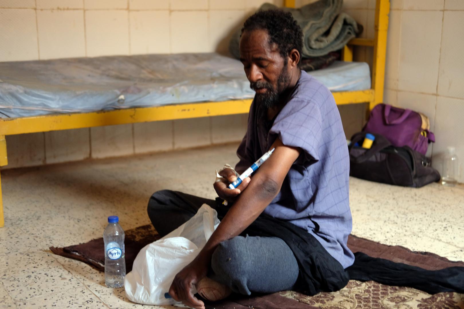 La diabetes se ha convertido en una amenaza silenciosa para el pueblo saharaui, avanzando sin hacer ruido pero con consecuencias devastadoras. En la imagen, un paciente del hospital de Rabuni lucha contra esta enfermedad tras meses sin acceso a insulina. Durante su visita al centro, Laura Francisco, enfermera del Hospital de Navarra, lo acompaña en su habitación, le proporciona algunas plumas de insulina y le ofrece orientación para su tratamiento.