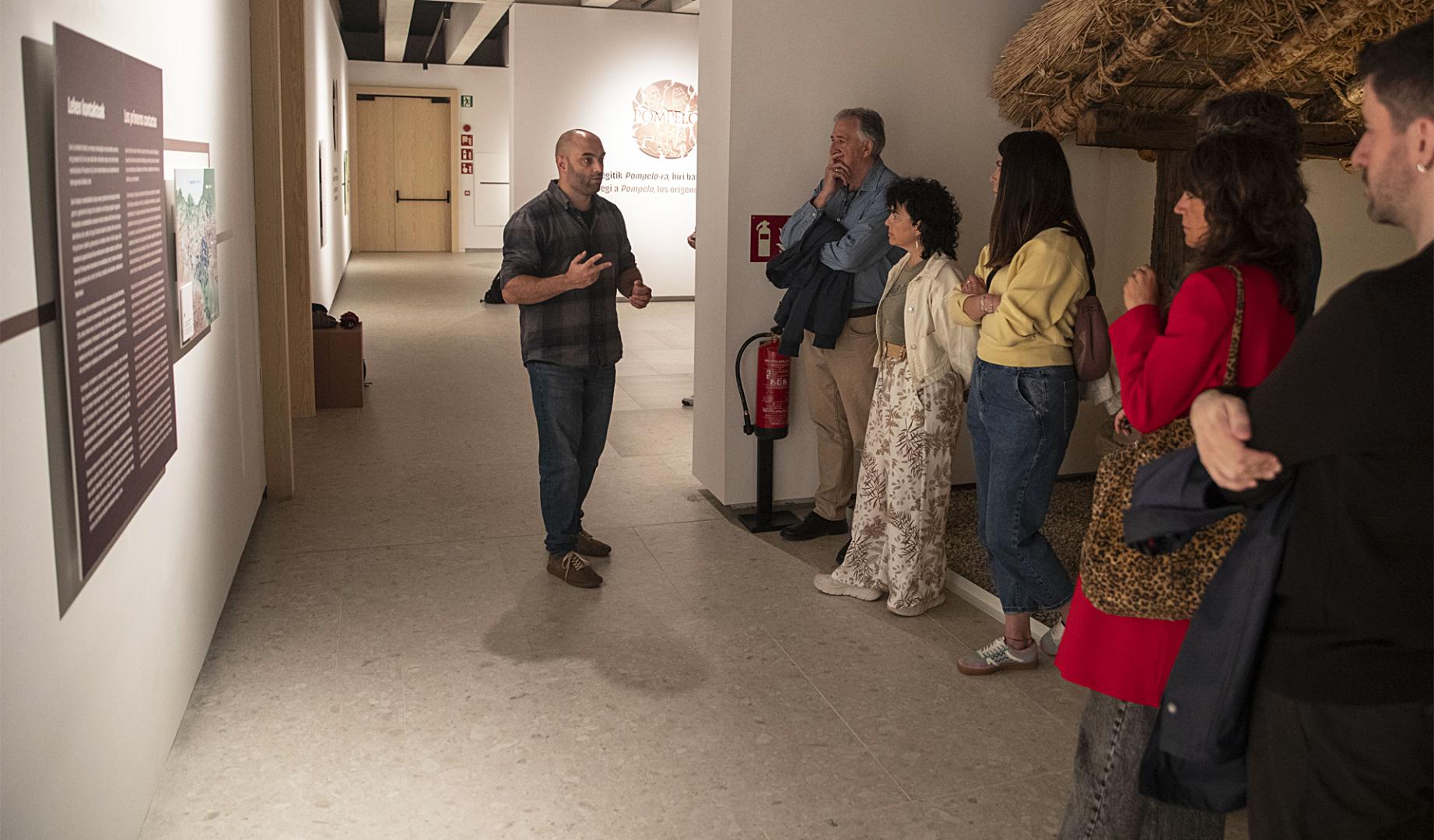 Mattin Aiestaran explica una parte de la muestra a los visitantes