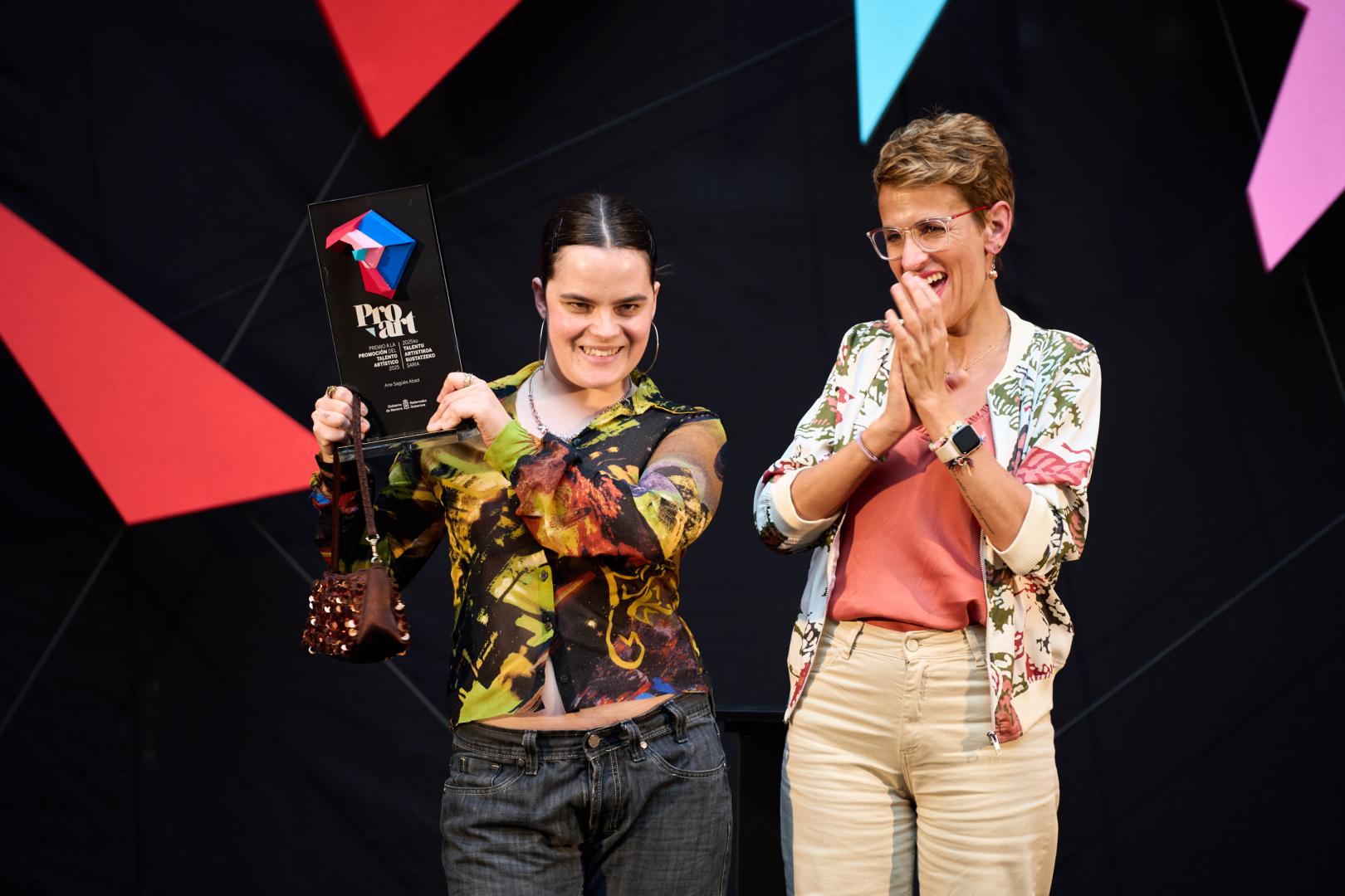 Ane Sagüés, junto a la presidenta María Chivite al recibir el premio a la Promoción al Talento Artístico 2025