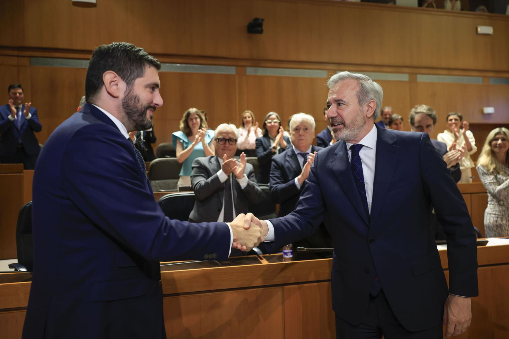 Jorge Azcón (PP) es felicitado por el portavoz de Vox, Alejandro Nolasco, tras ser reelegido presidente de Aragón