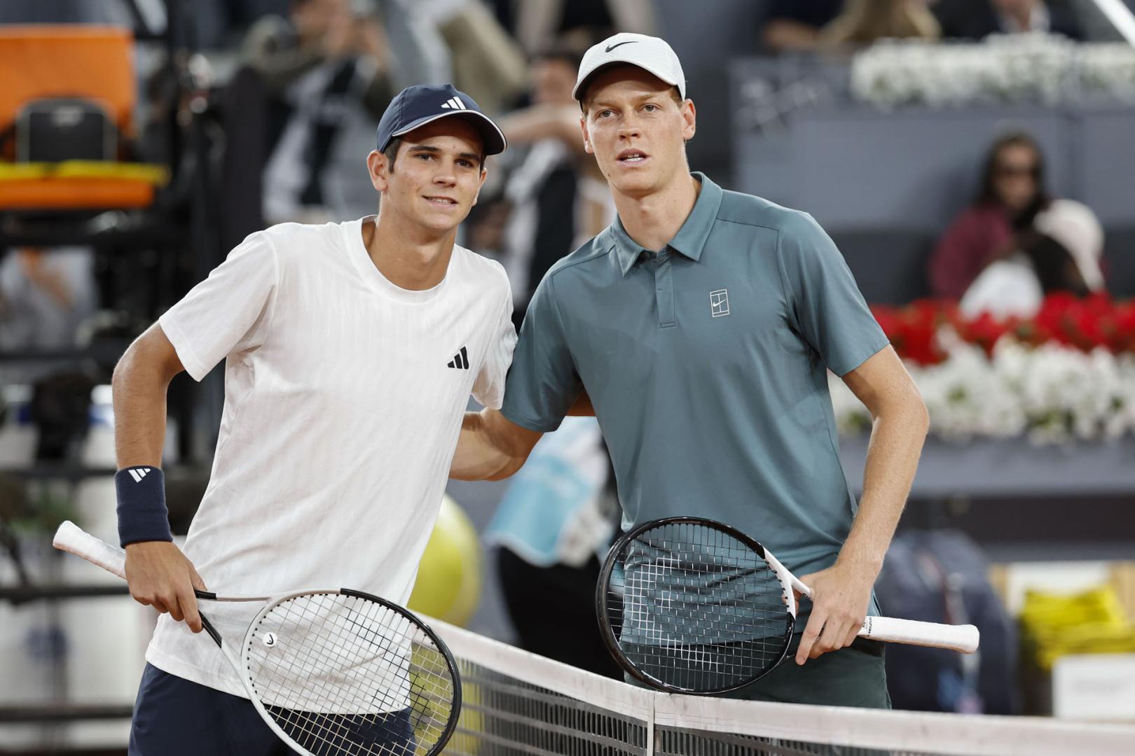 Rafa Jódar y Jannik Sinner se saludan antes del partido de cuartos de final del Abierto de Madrid