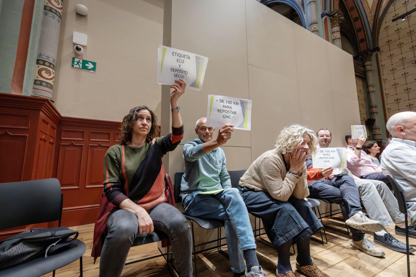 Propietarios de vehículos propulsados por gas natural comprimido, este 29 de abril en la asamblea de la Mancomunidad de la Comarca de Pamplona.