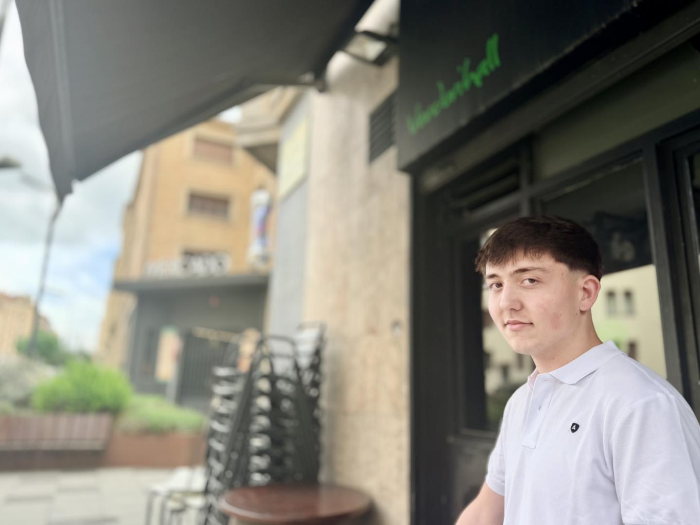 Pablo García-Ochoa, en la puerta del bar Verduri Hall de la calle Olite