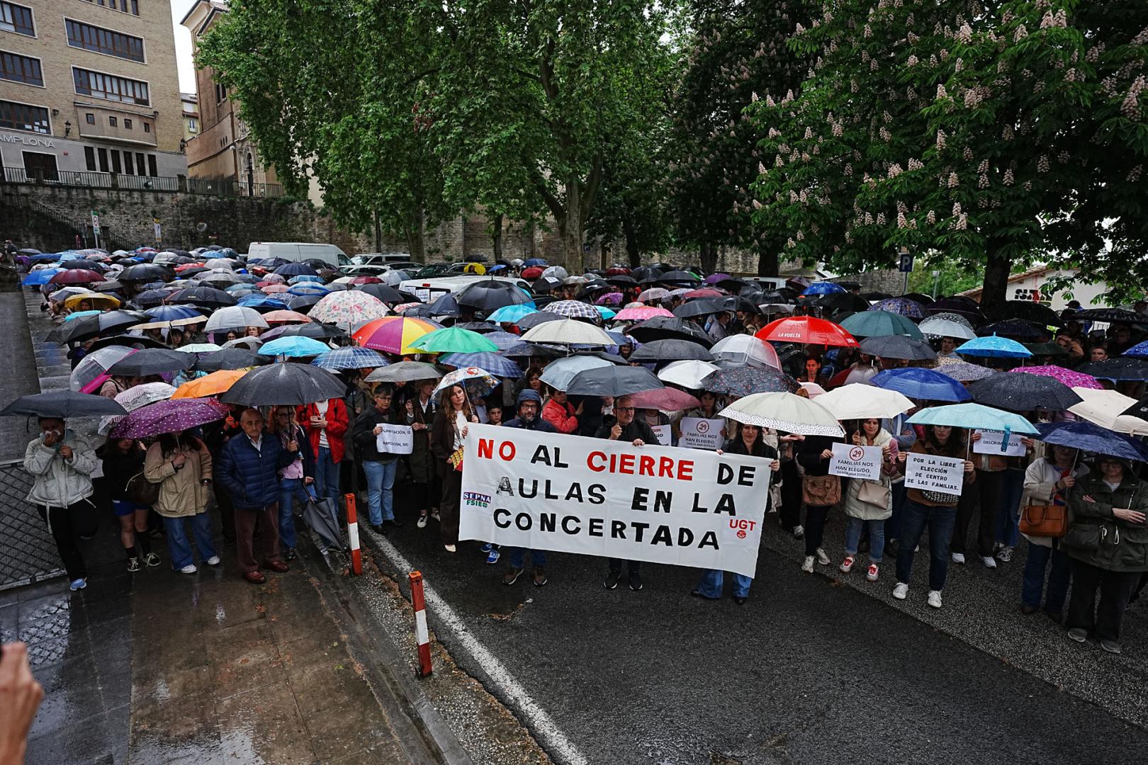 A pesar de la lluvia, docentes y familias de la escuela concertada se ha manifestado frente a la sede de Educación