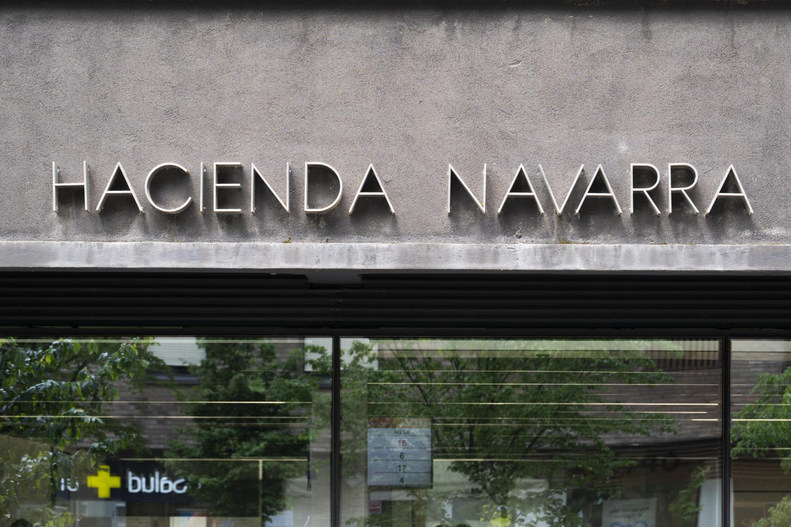 *A: Irati Aizpurua San Román *F: 28-04-26 *T: Visita de Arasti y el director de Hacienda Navarra tras la primera semana de atencón presencial de la campaña de la Renta. *L: Calle Esquiroz 16, bis. Oficina de Atenciñon al Contribuyente de Hacienda. Pamplona.