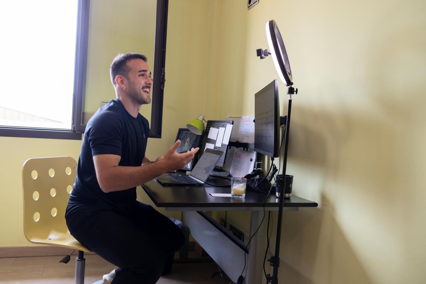 Alex Bienzobas en su puesto de trabajo