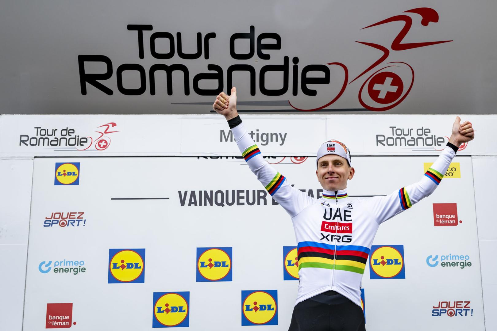 Tadej Pogacar celebra su victoria en la primera etapa del Tour de Romandía