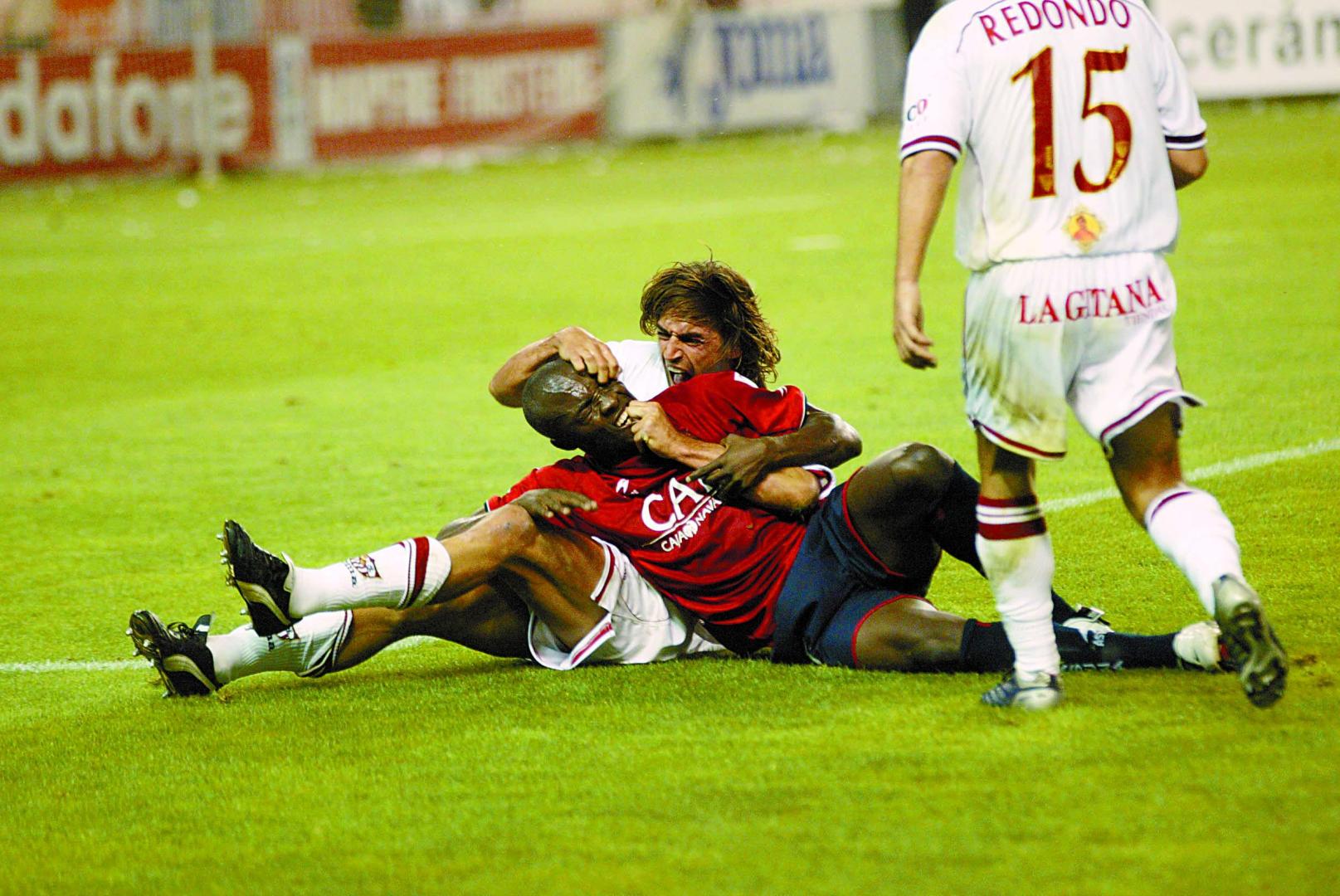 Graves incidentes en el Sevilla-Osasuna en el año 2004. En la imagen, Bakayoko muerde a Javi Navarro
