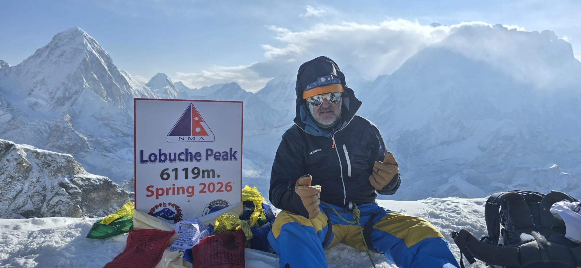 Óscar Arroyo, tras ascender a la cumbre del Lobuche ante el bloqueo de la ruta al Everest