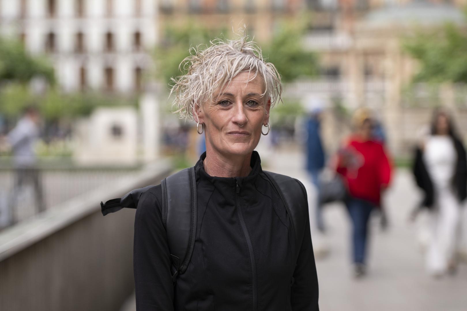 Estíbaliz García, ayer, frente al Palacio de Diputación