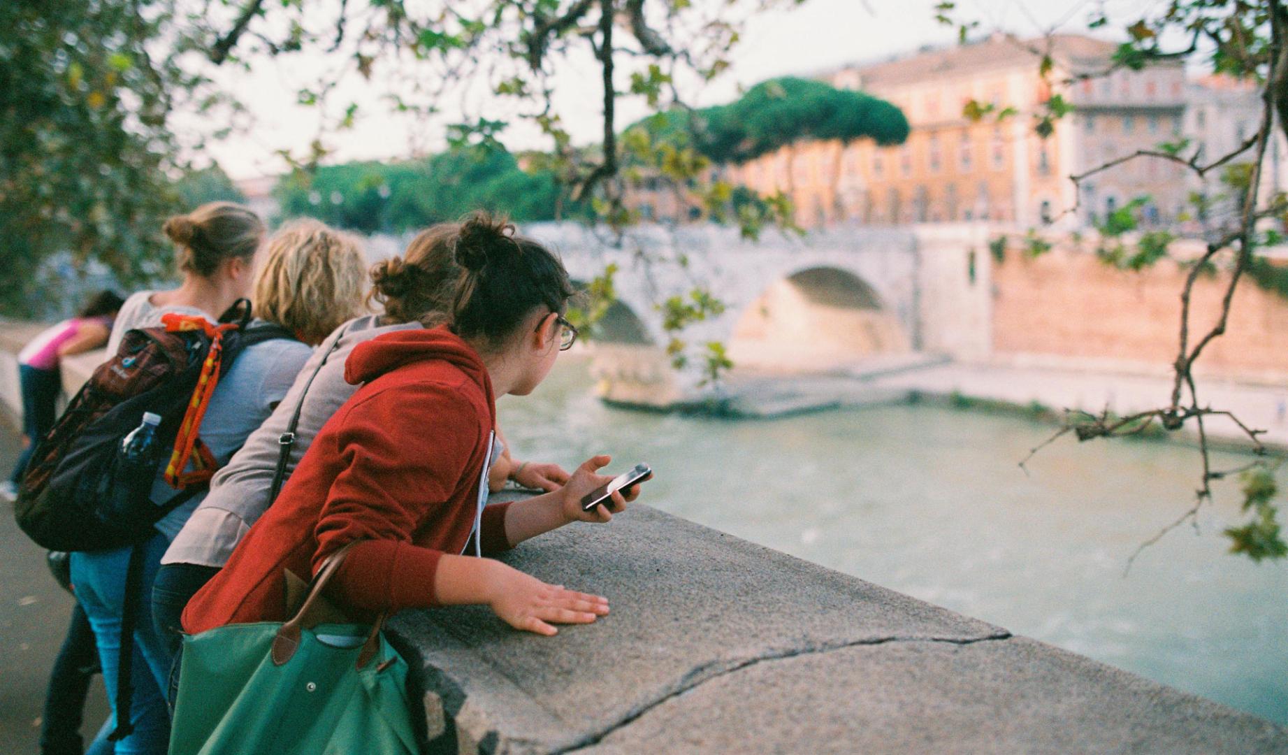 Estudiantes junto al río Tíber, en Roma.