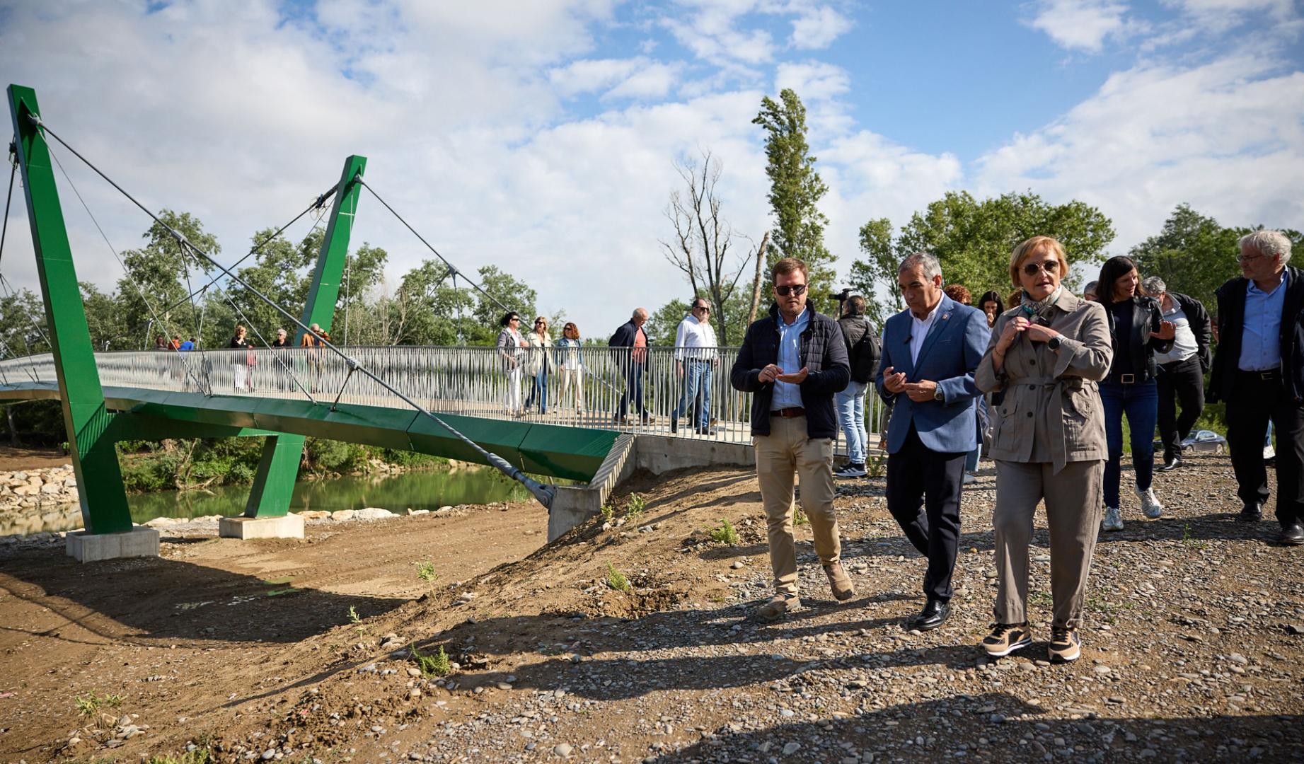 El consejero Óscar Chivite y Esther Villanueva, en su visita de hoy a la pasarela peatonal y ciclable de Marcilla.
