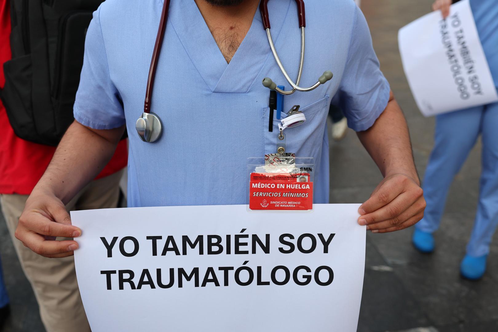 Un facultativo muestra su apoyo a los compañeros de Traumatología en la concentración de Príncipe de Viana