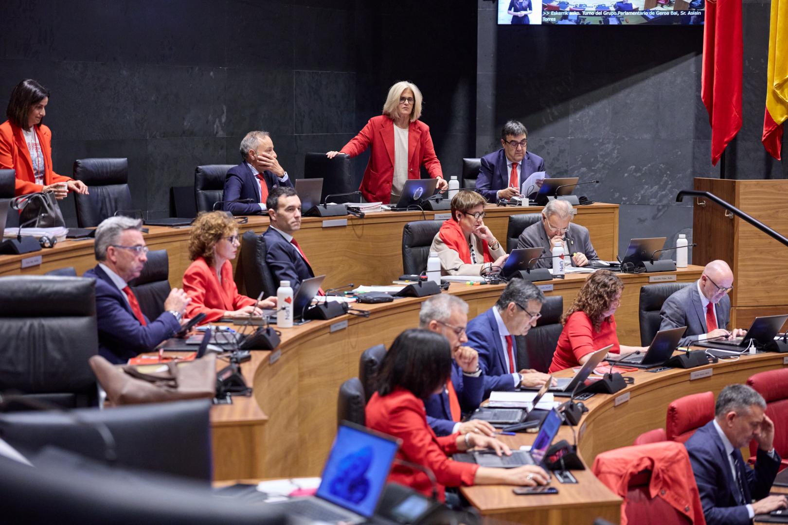 Imagen de la bancada de UPN en el Parlamento, donde el rojo ha sido código de vestimenta y se han esgrimido banderines de Navarra.