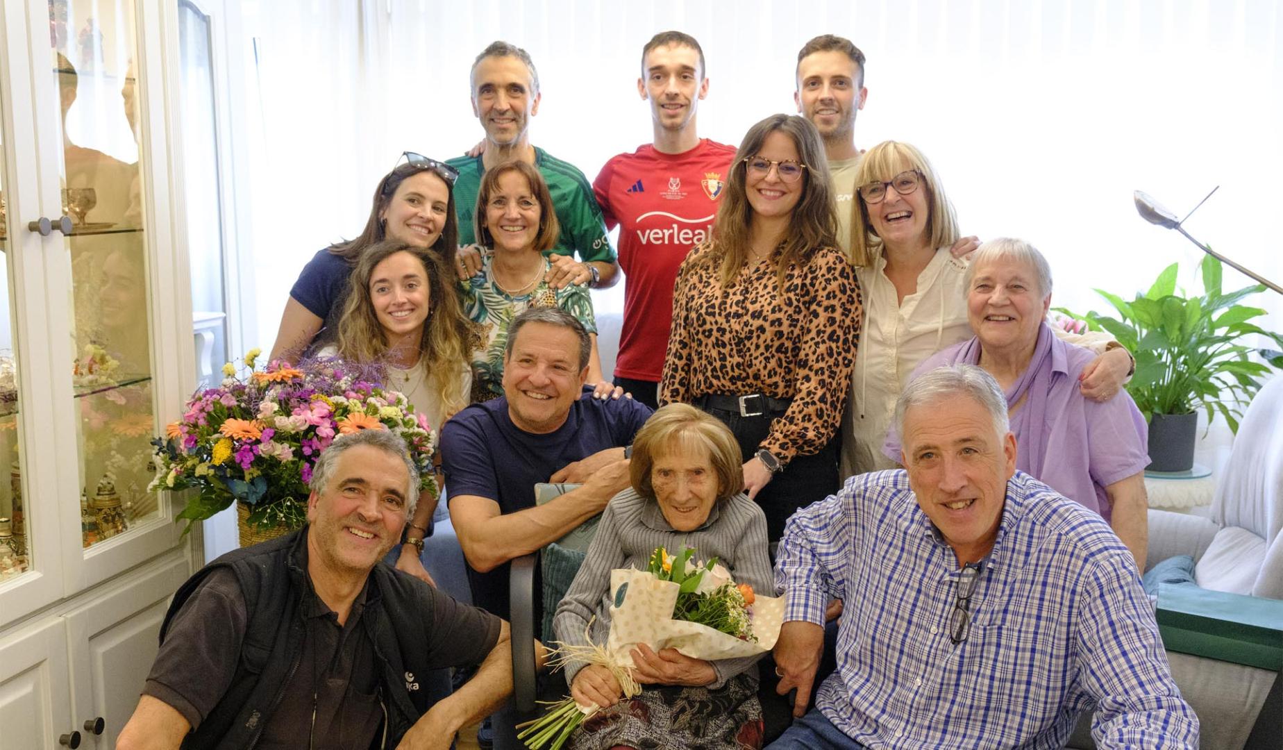 Jeru, rodeada de su familia y el alcalde Asiron