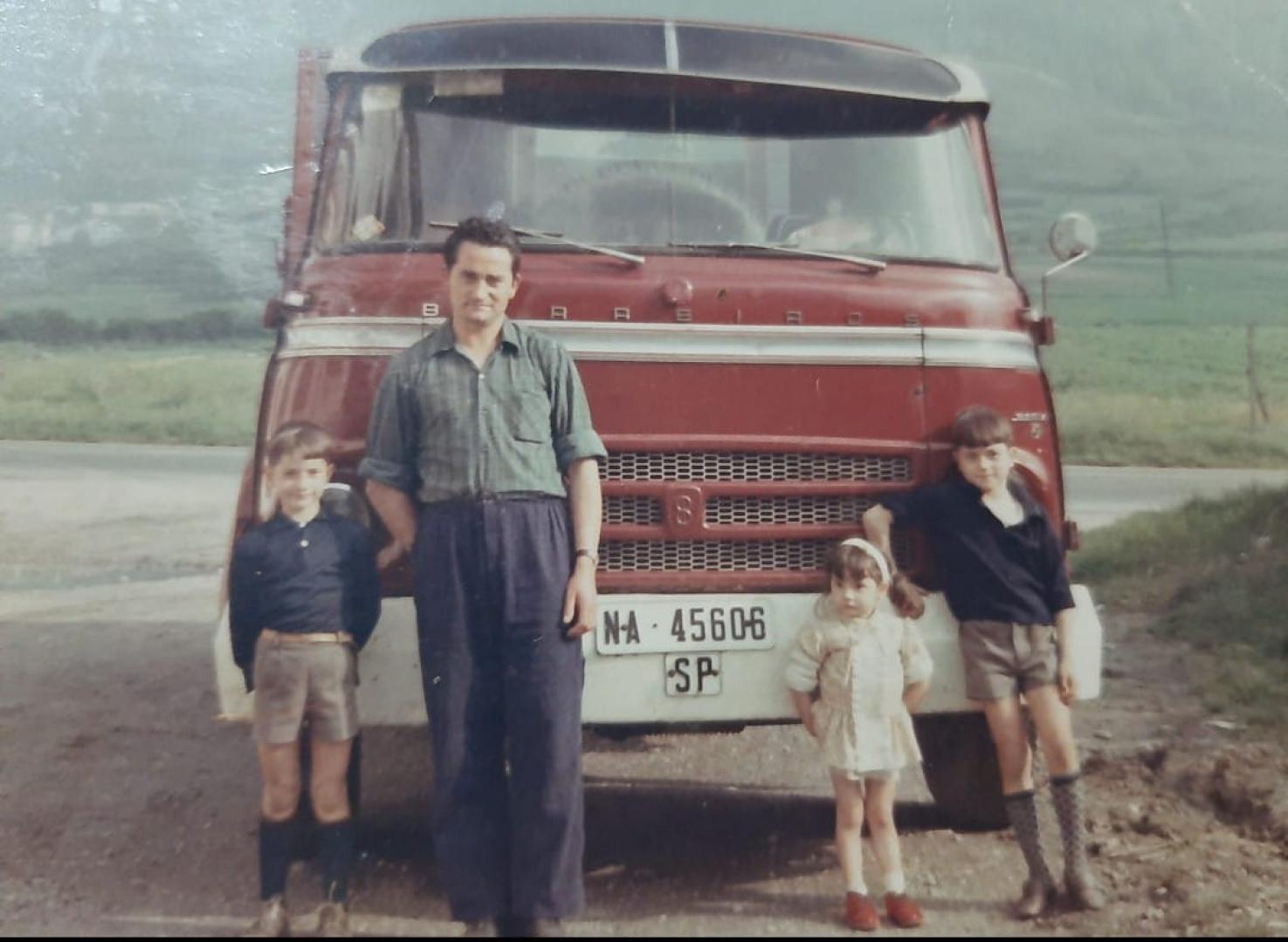 Un padre y sus hijos alrededor de su camión en Olazagutía.