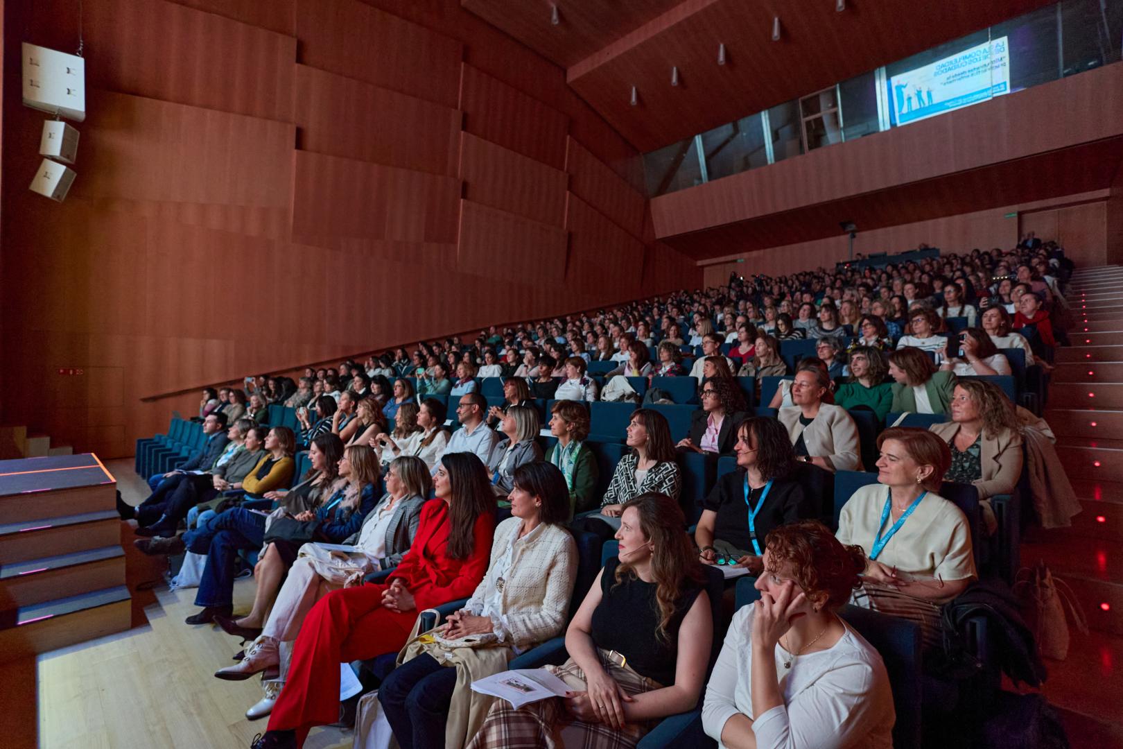 El público asistente abarrotó la sala de Baluarte donde se desarrolló el congreso