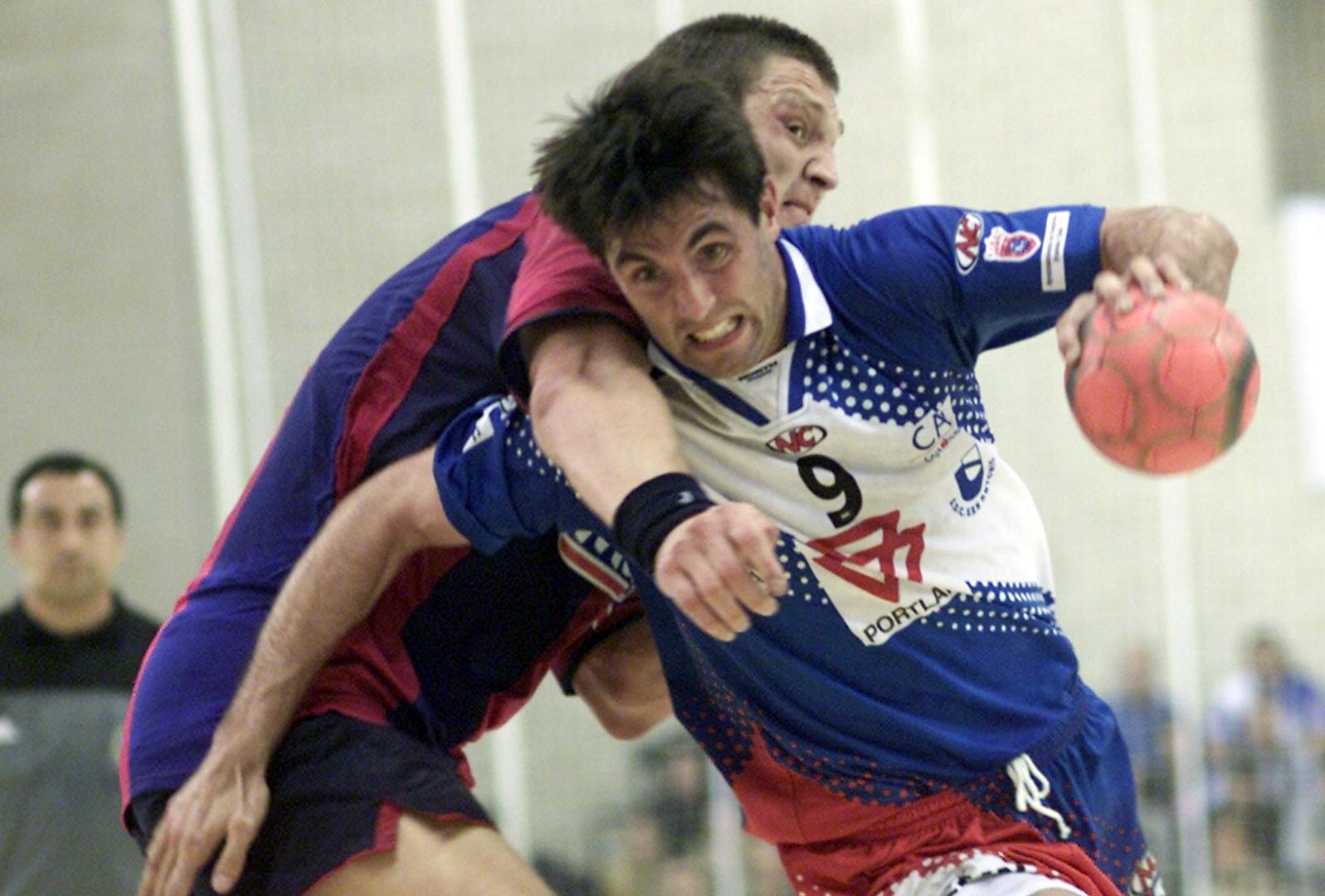 Mateo Garralda trata de zafarse de la defensa de Andrei Xepkin durante el encuentro de ida de la final de la Copa de Europa de 2001 en la UPNA.