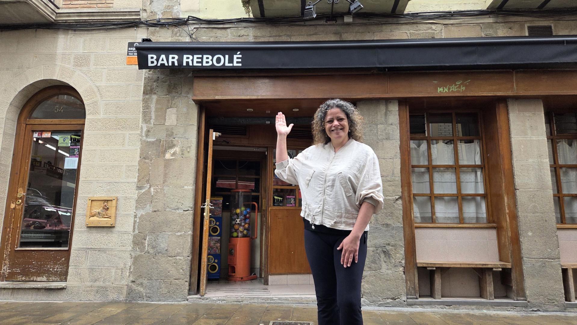 La actual gestora del bar Rebolé de Sangüesa, Analía Yerdeo Giangiulio, ante la fachada donde acaba de retirarse el letrero tradicional