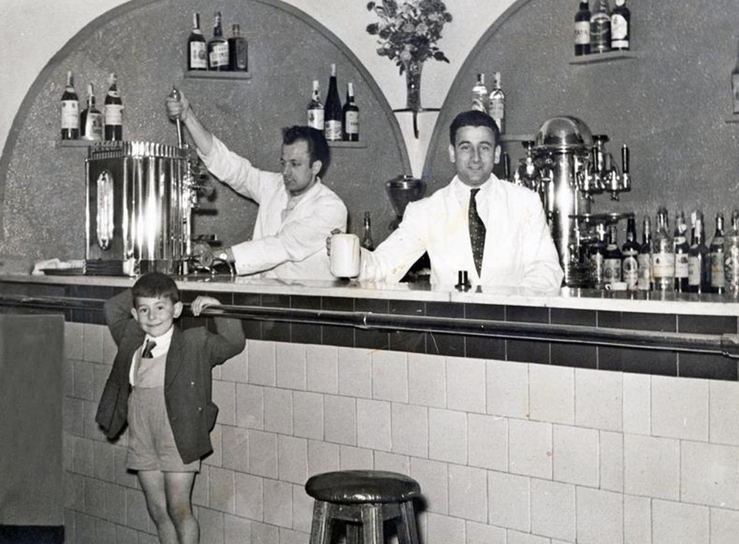 Los hermanos Teófilo y Ernesto Rebolé, y Arturo Navallas Rebolé (ante la barra), en el año 1953