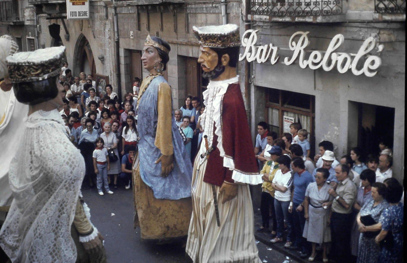 Gigantes de Sangüesa bailando ante el bar Rebolé en 1981