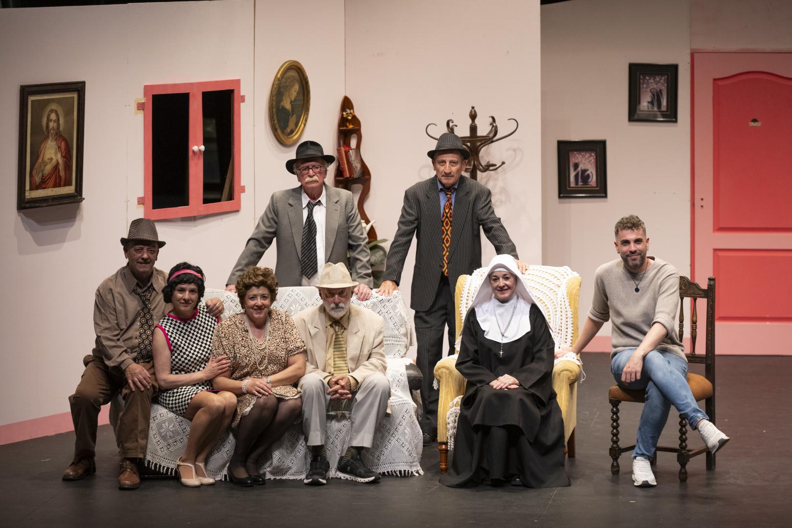 Sentados, desde la izq.: Fernando Eugui, Carmen Martínez, Raquel García, Fernando Ustárroz, Rosa Nagore y Fermín Cariñena. De pie, Manolo Almagro y Txuma García, en el escenario de la Casa de Cultura de Villava.