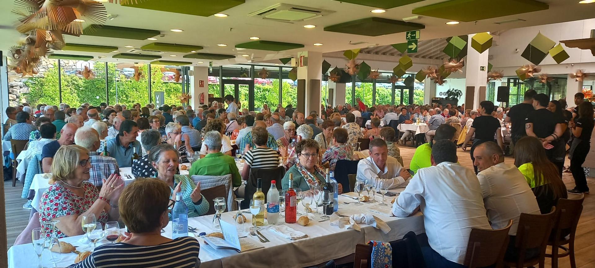Imagen de la comida de Arkupeak que anticipó la sobremesa con canciones populares.
