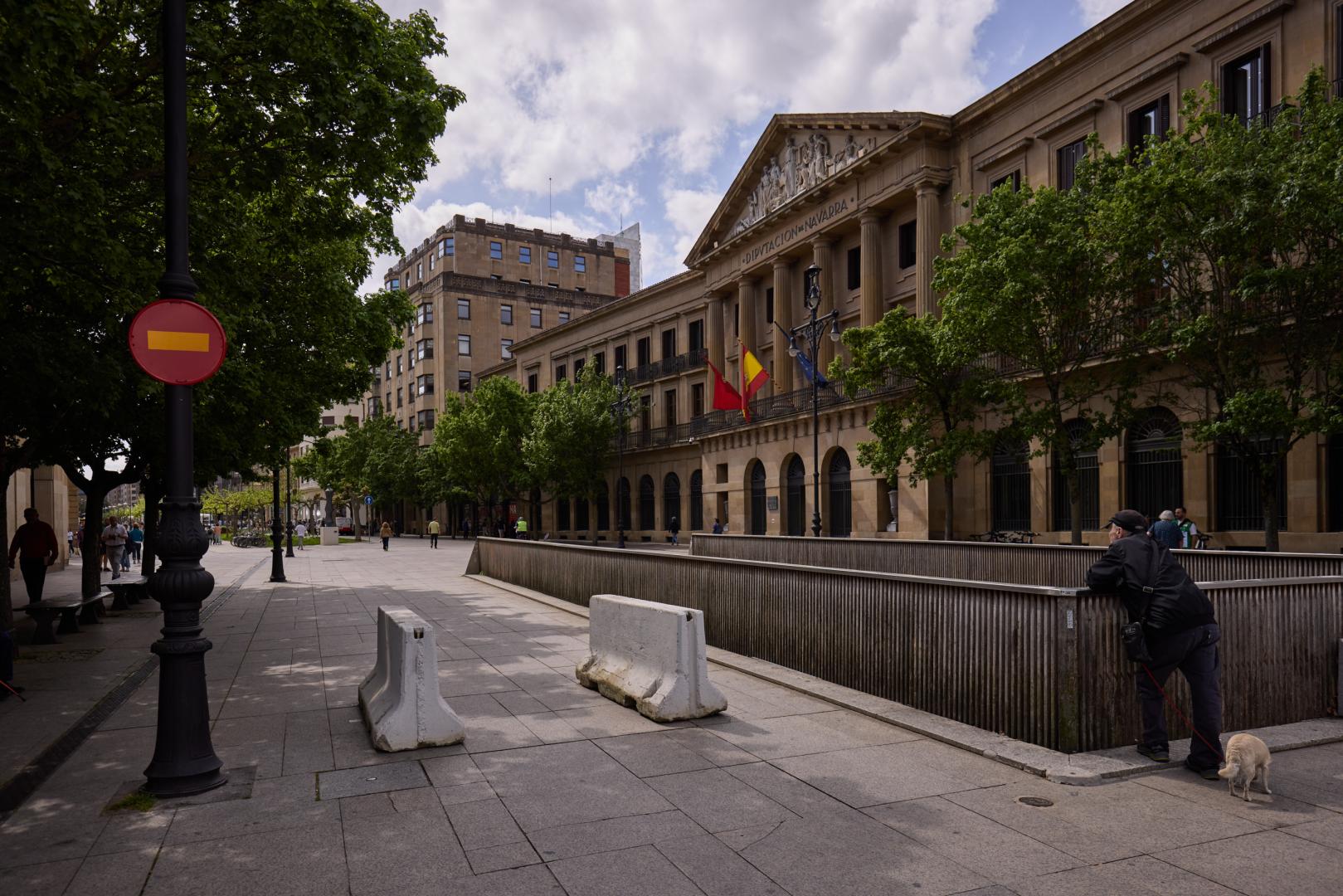 Bloques de hormigón impiden el acceso a la avenida Carlos III, desde la Plaza del Castillo.