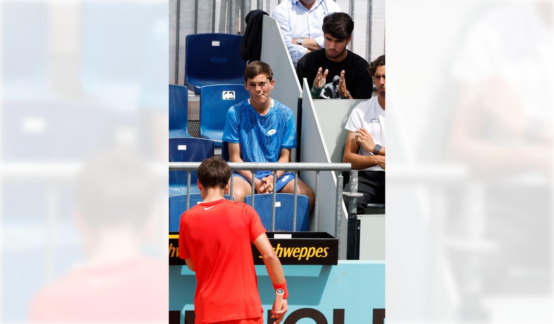 Carlos Alcaraz, en la grada, aplaude a su hermano Jaime