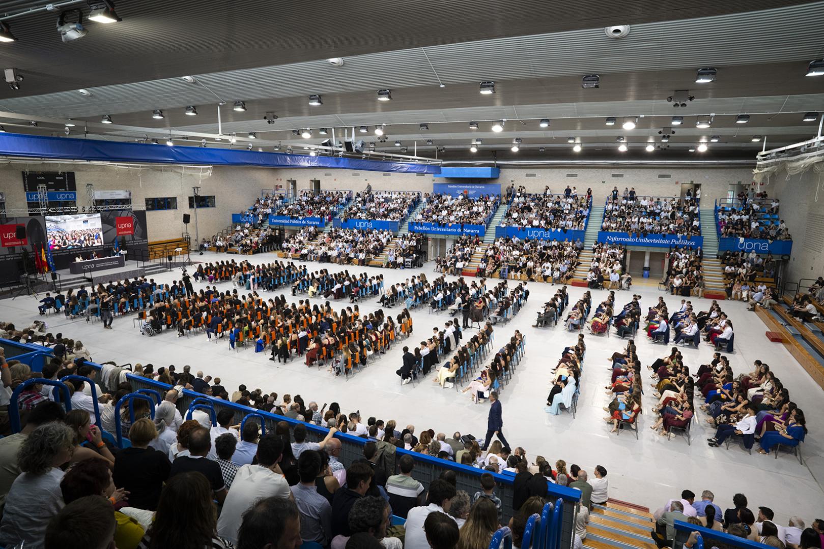 Un momento del acto de graduación, el pasado jueves 23 de abril en el pabellón de la UPNA
