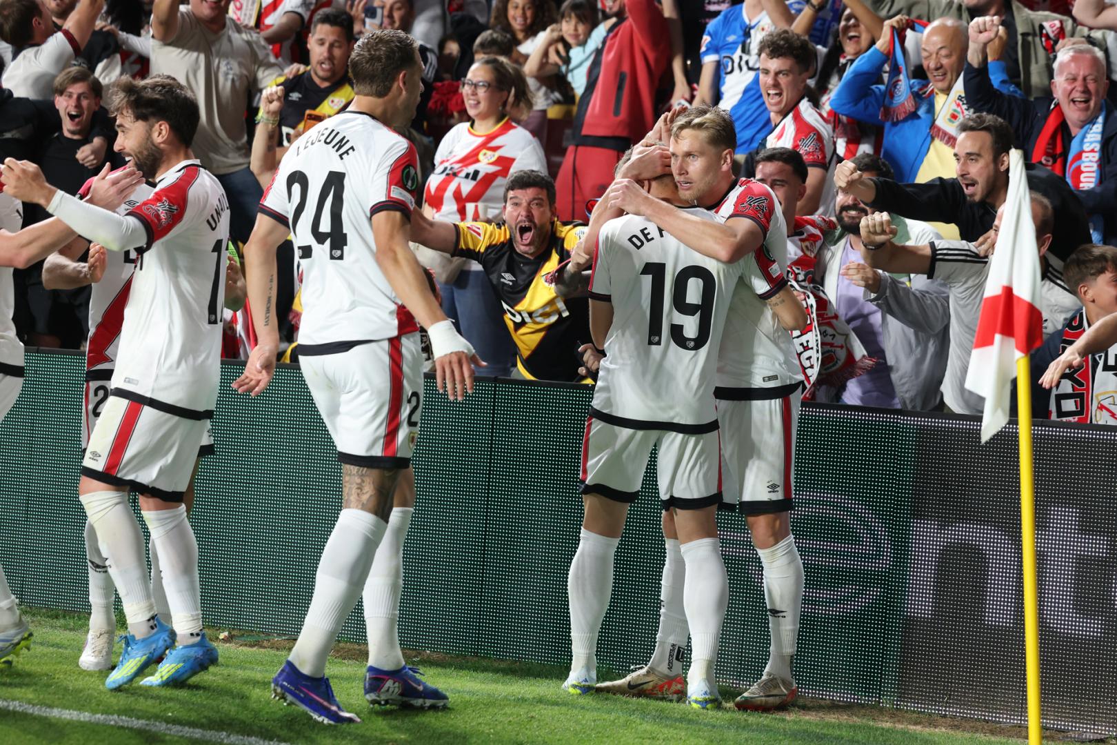 Los jugadores del Rayo celebran el gol de Alemao