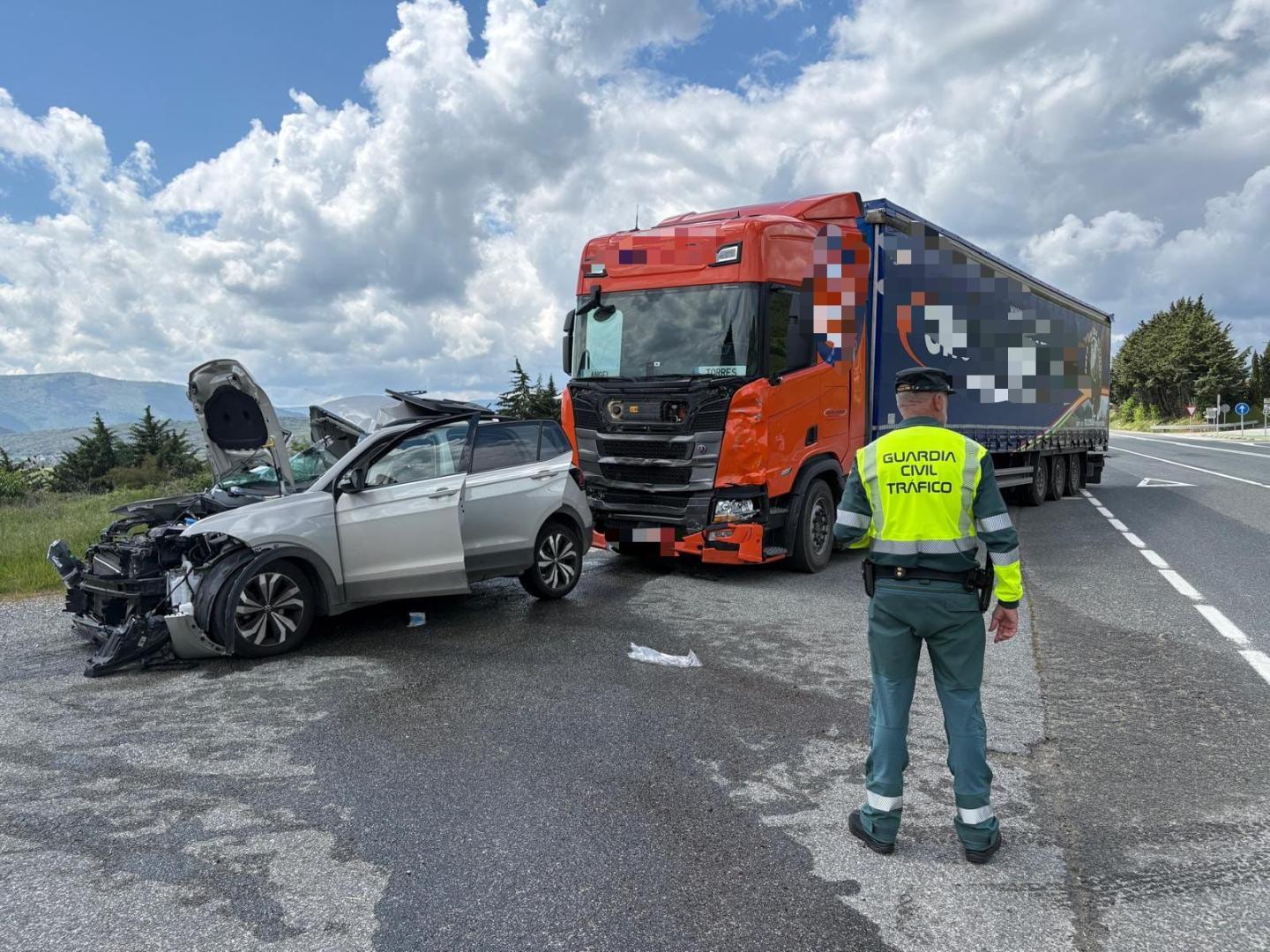 Imagen del estado en el que quedaron el camión y el vehículo en el que viajaba la herida de 26 años