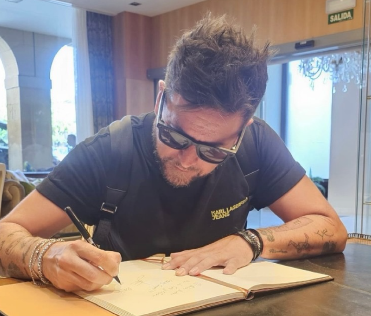 Pablo López firma en el libro de honor del hotel La Perla