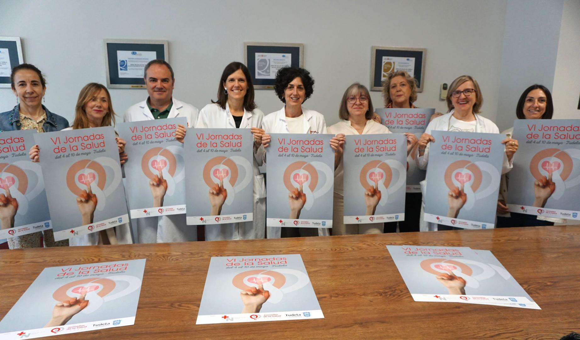 Profesionales del Área de Salud de Tudela con los carteles anunciadores de las jornadas