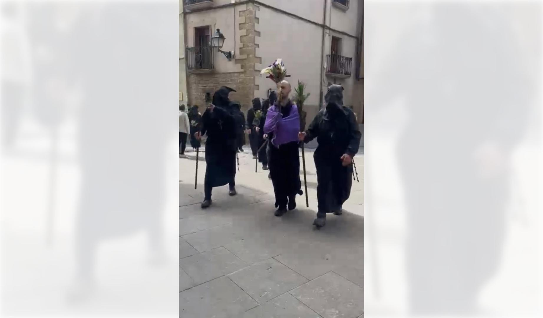 Vídeo de la entrada en Tafalla de la Hermandad de los Doce después de su visita anual a la Virgen de Ujué