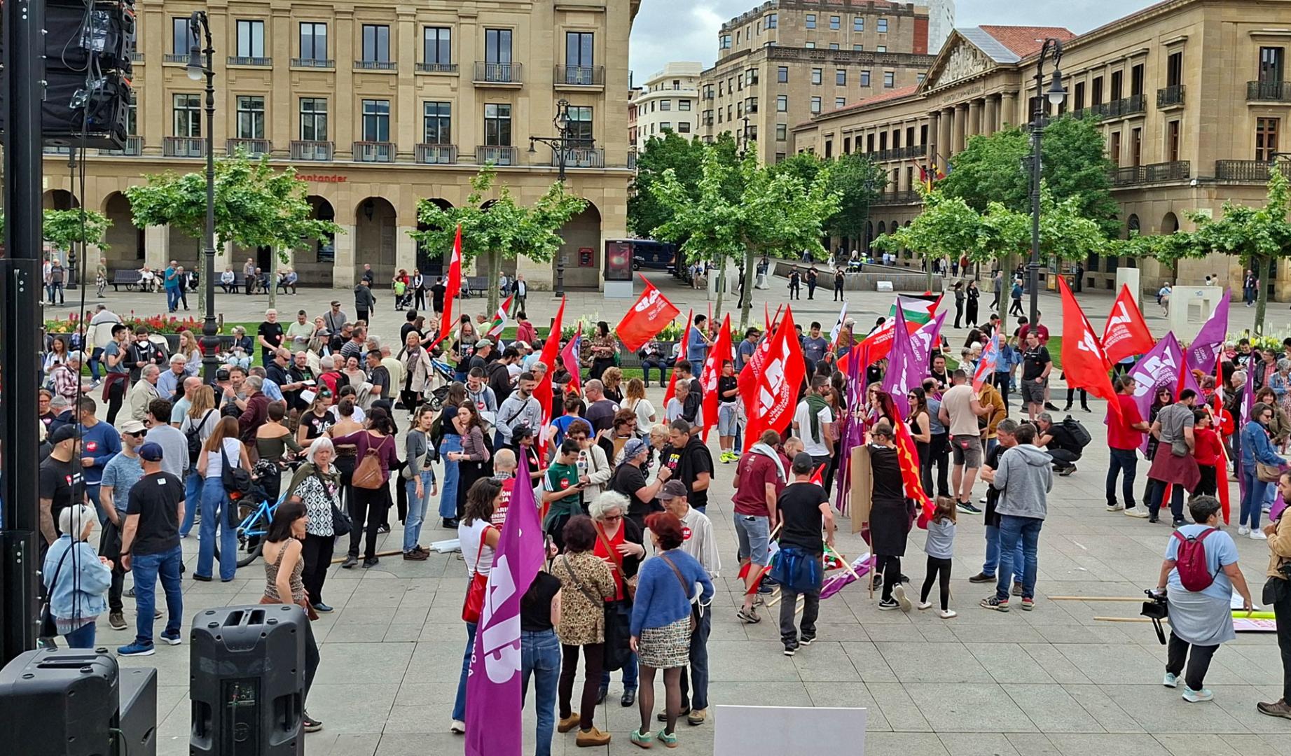 Momentos previos a la manifestación de LAB en Pamplona