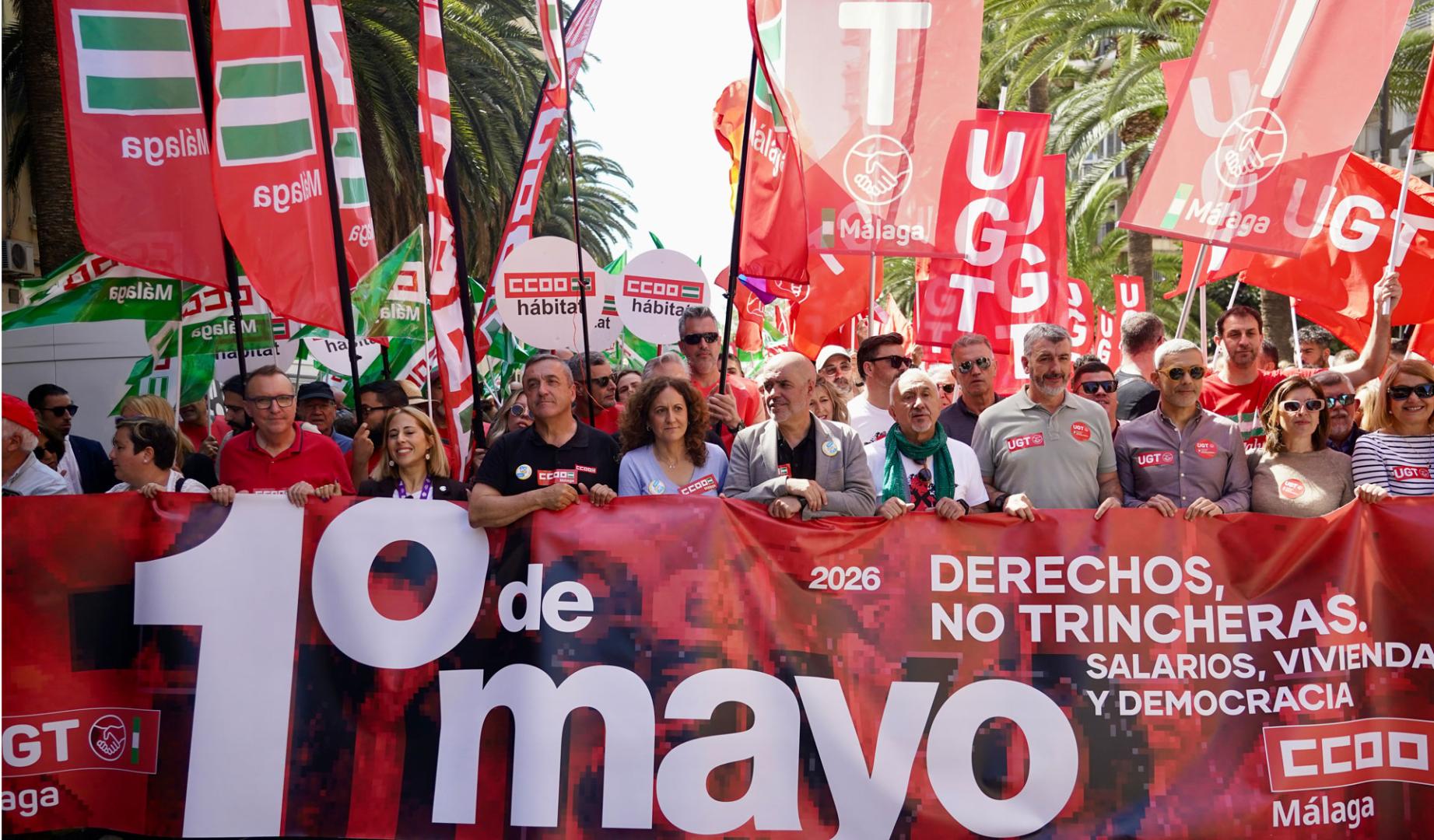 El secretario general de CCOO, Unai Sordo (6d), junto al secretario general de UGT, Pepe Álvarez (5d), tras la pancarta que abre la manifestación convocada en Málaga con motivo del 1 de mayo.