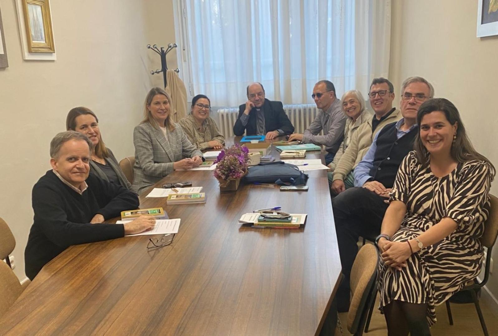 Miembros de la comisión de coordinación de la pastoral de la vida, reunidos con el arzobispo Florencio Roselló