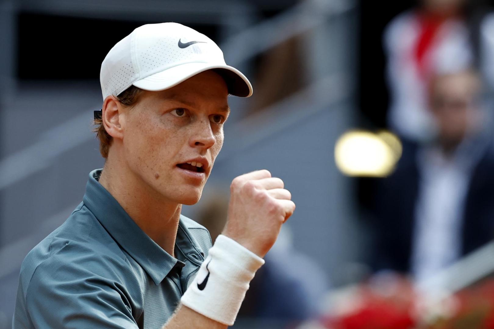 Jannik Sinner celebra su victoria ante Arthur Fils en semifinales del Mutua Madrid Open