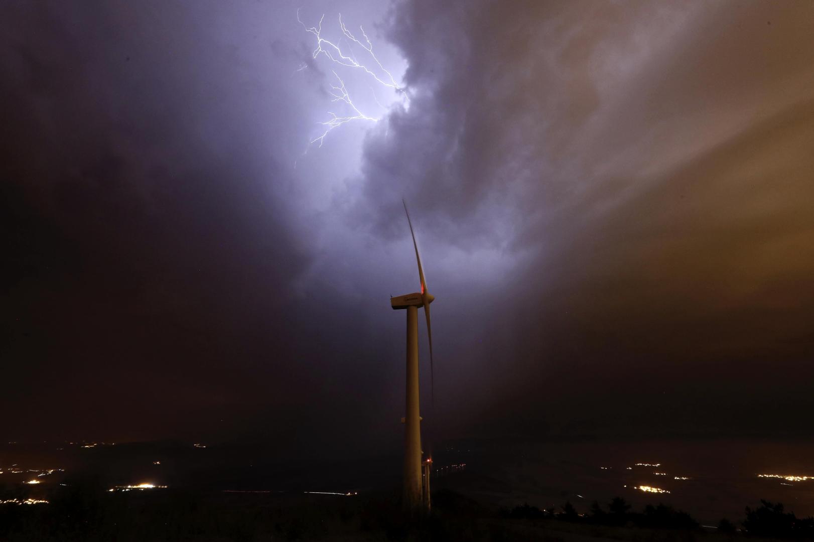 Un rayo cae en el parque eólico de El Perdón durante la tormenta junto a la capital navarra. EFE/Jesus Diges