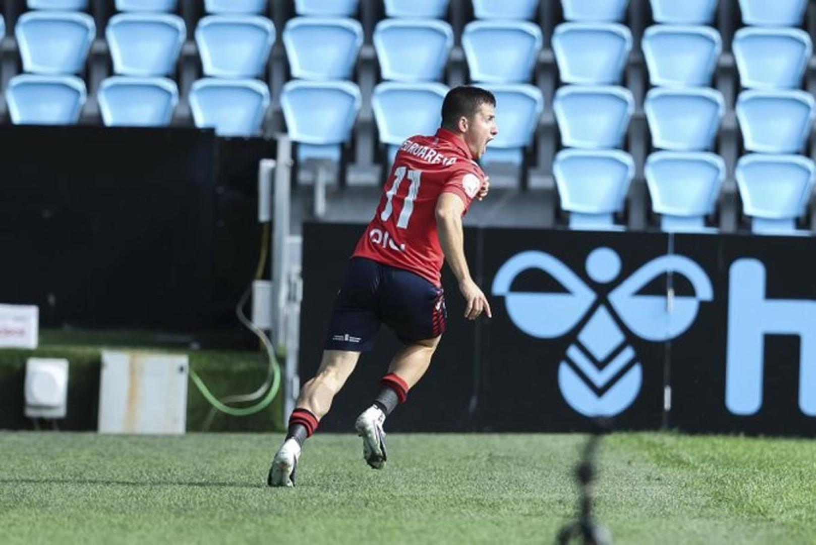 El rojillo Martín Pedroarena celebra su gol ante el Celta Fortuna