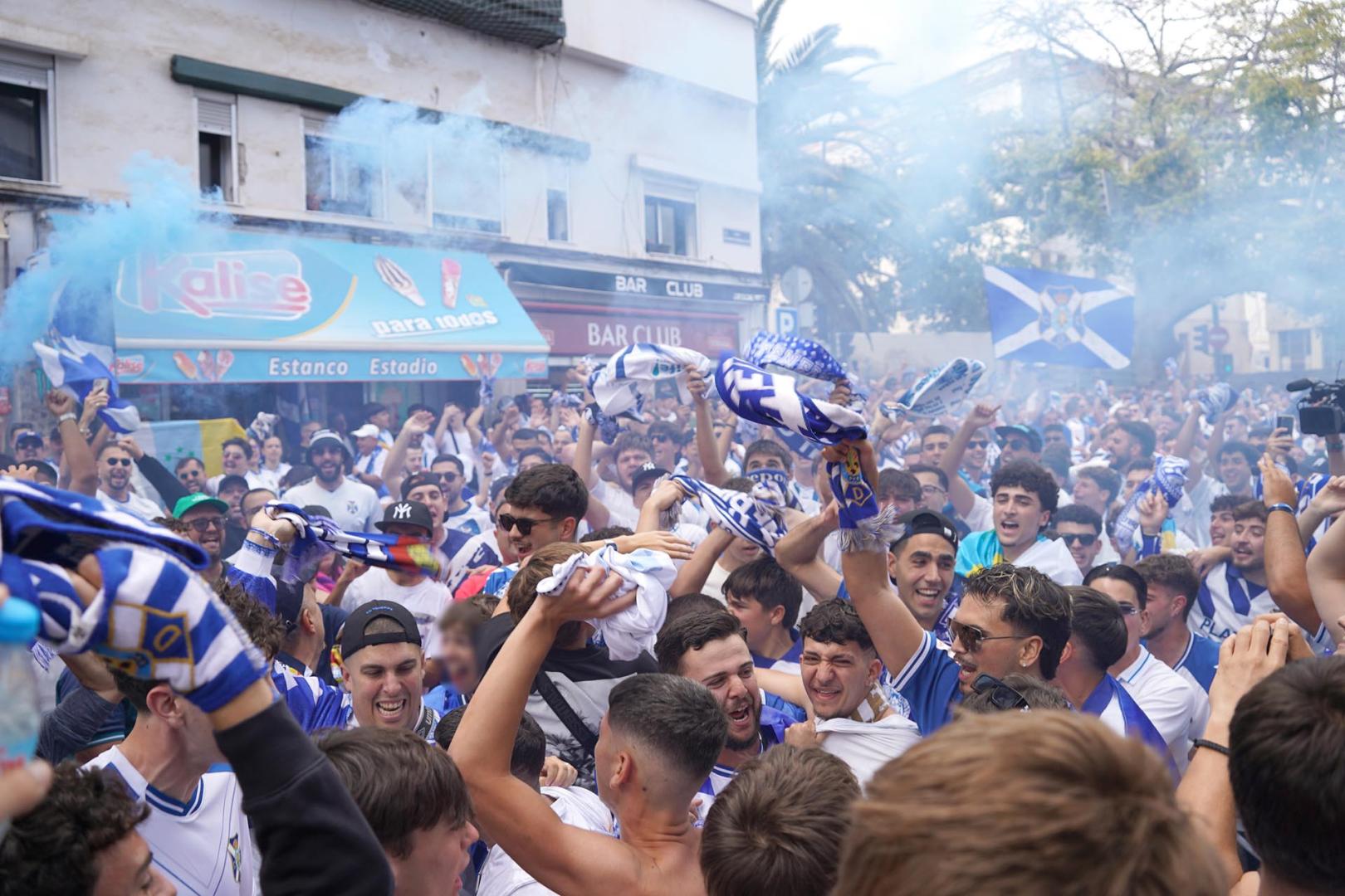 Decenas de aficionados celebran el ascenso del CD Tenerife a Segunda División, en los alrededores del estadio Heliodoro Rodríguez López