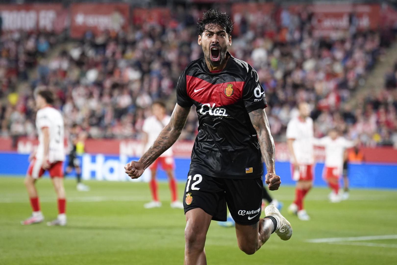 Samu Costa (Mallorca) celebra con rabia el gol anotado en Montilivi