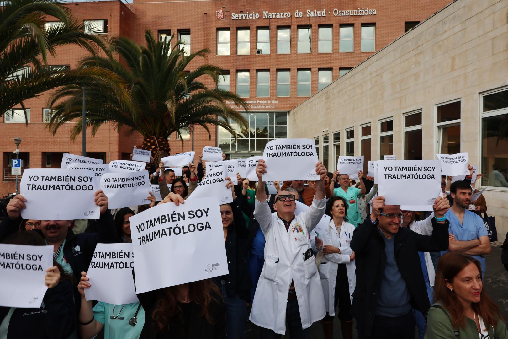 Concentración de médicos con el lema "yo también soy traumatólogo".