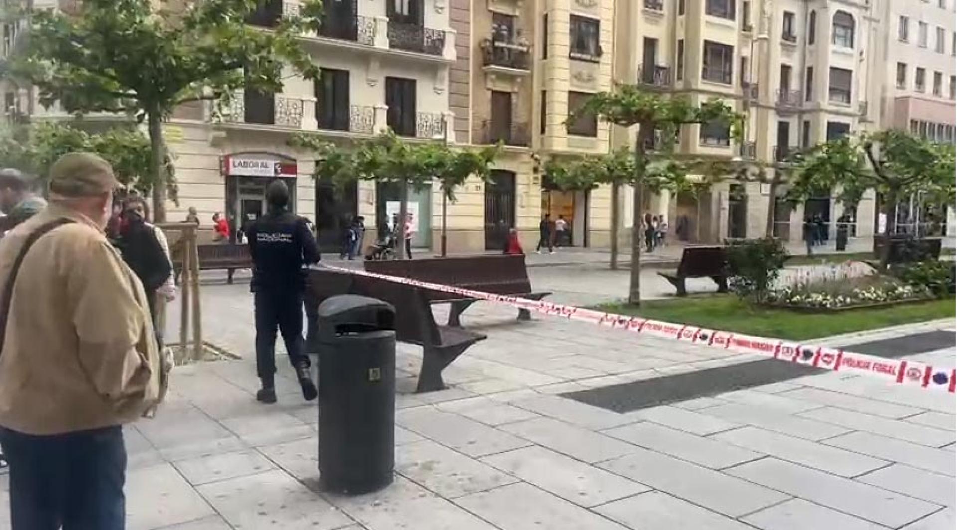 La policía acordona la zona de Carlos III por la presencia de una maleta sospechosa
