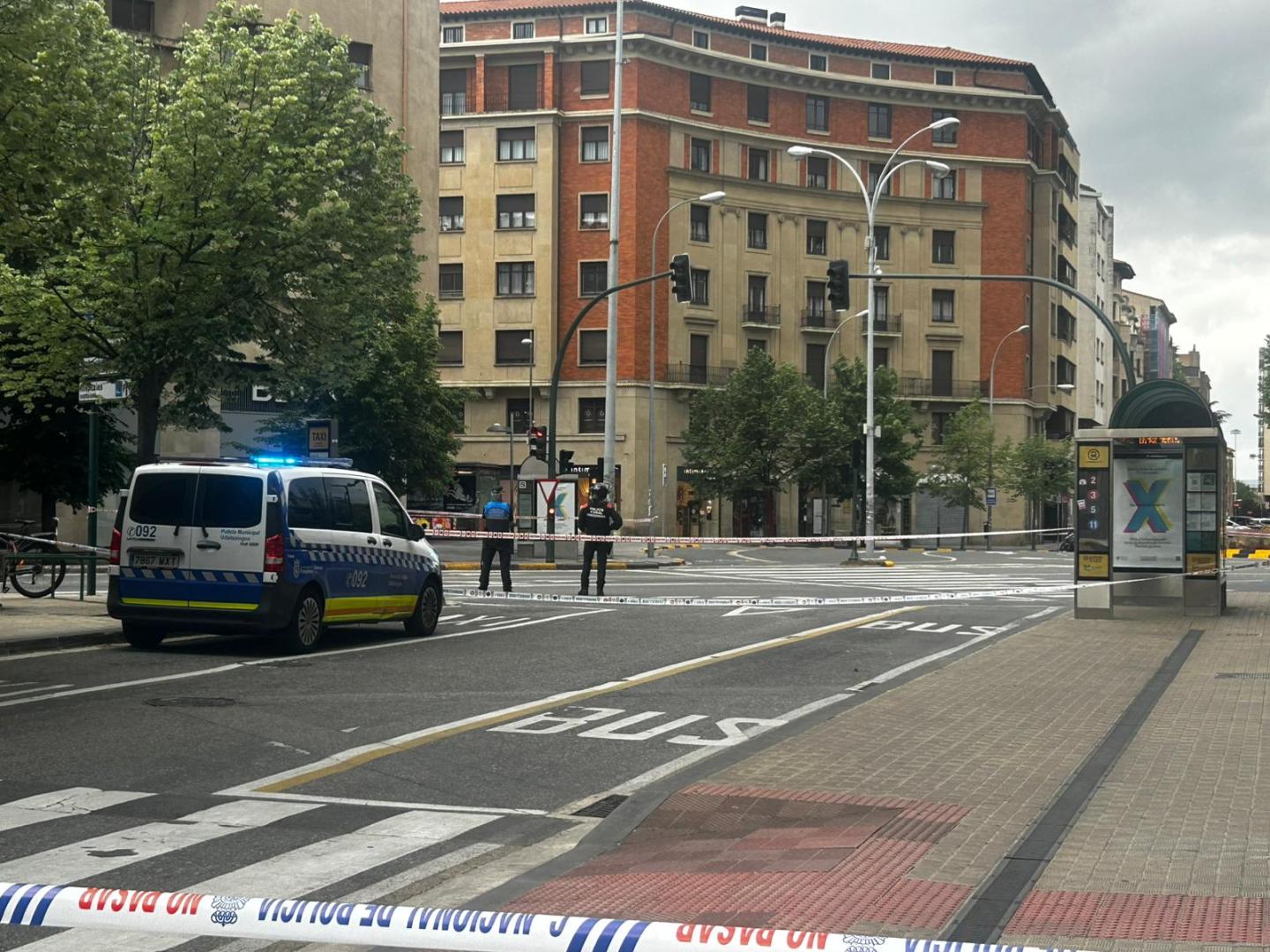 Agentes de Policía Foral, Policía Municipal y Policía Nacional han acordonado este sábado por la mañana la zona de la plaza Merindades, en Pamplona, por la aparición de una maleta sospechosa. La avenida Carlos III también ha sido cerrado a la altura de la calle Leyre.