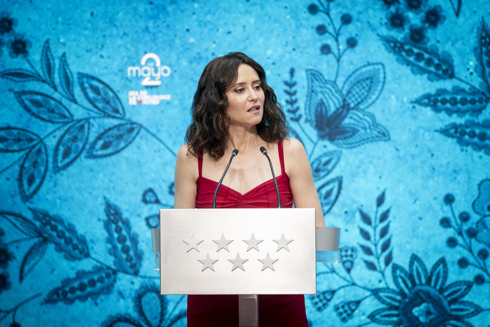 La presidenta de la Comunidad de Madrid, Isabel Díaz Ayuso, durante la entrega de las Grandes Cruces de la Orden del Dos de Mayo, en la Puerta del Sol de Madrid