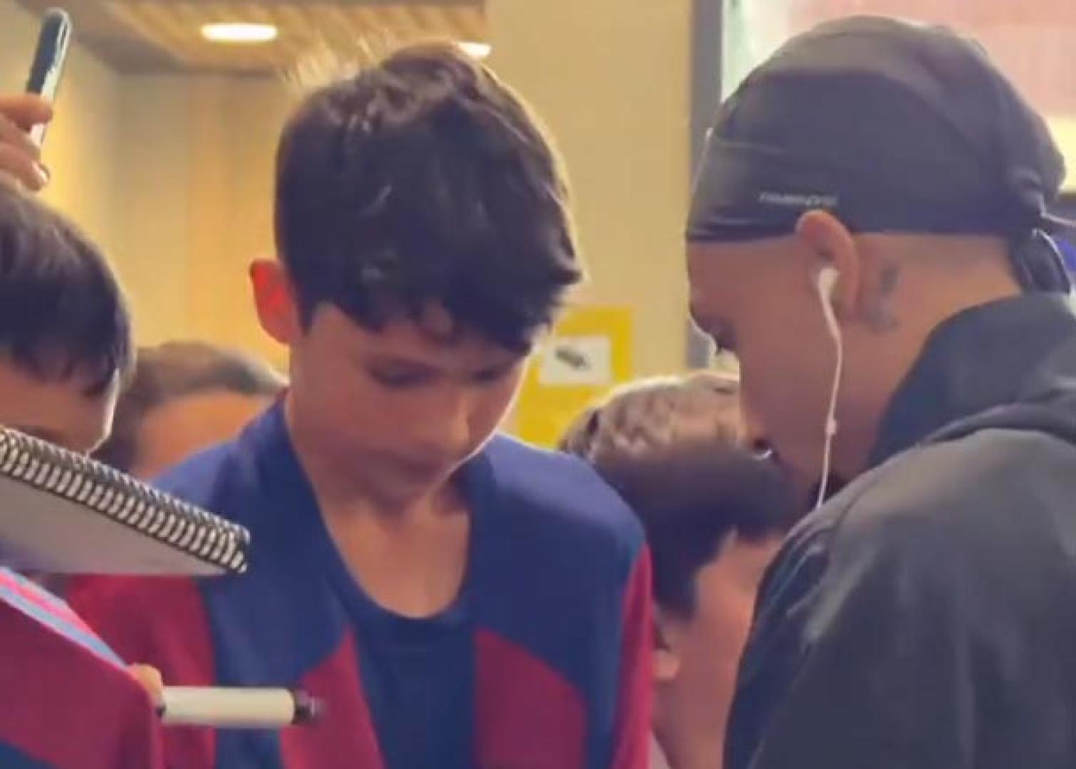 Raphina firma la camiseta a un joven aficionado en Noáin