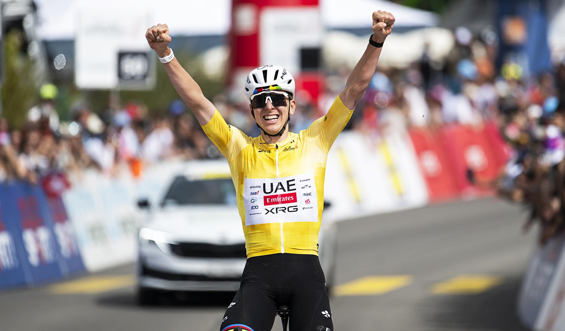 Tadej Pogacar celebra el triunfo tras cruzar en solitario la meta Charmey