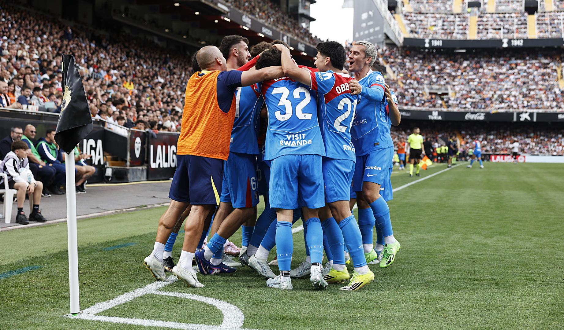 Los jugadores del Atlético de Madrid celebran el gol de Miguel Cubo contra el Valencia